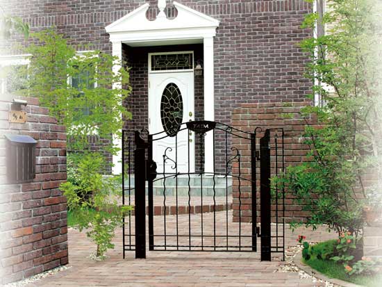 ロートアイアン調の質感高いアルミ鋳物門扉～アール門扉