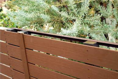  お庭（ガーデニング）や玄関の目隠しに。アルな木目の目隠し樹脂ウッドフェンス｜ベータウッド