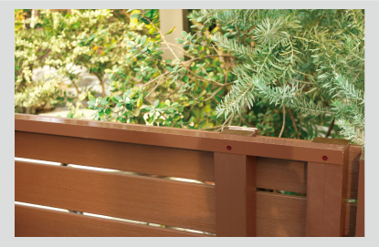  お庭（ガーデニング）や玄関の目隠しに。アルな木目の目隠し樹脂ウッドフェンス｜ベータウッド